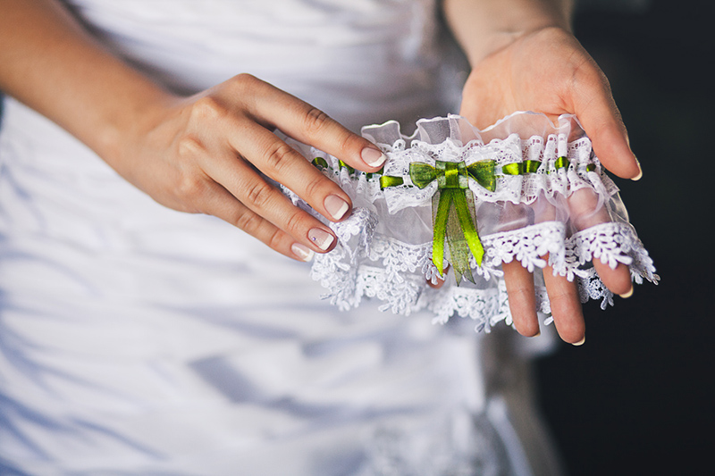 Как провести бросание подвязки на свадьбе