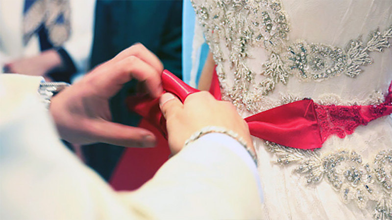 Что означает красная лента на свадебном платье в Турции
