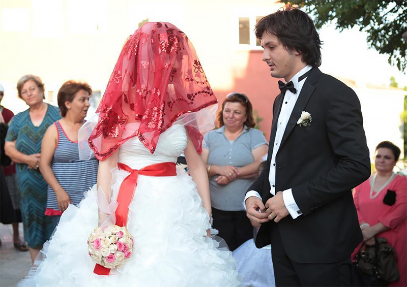 Красная лента на турецкой свадьбе – что за обычай
