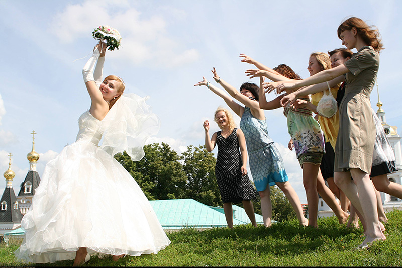 Как эффектно разыграть свадебный букет невесты между подружками