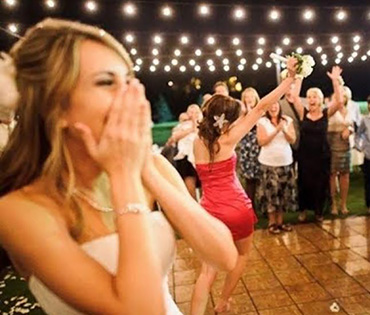 Как эффектно разыграть свадебный букет невесты между подружками