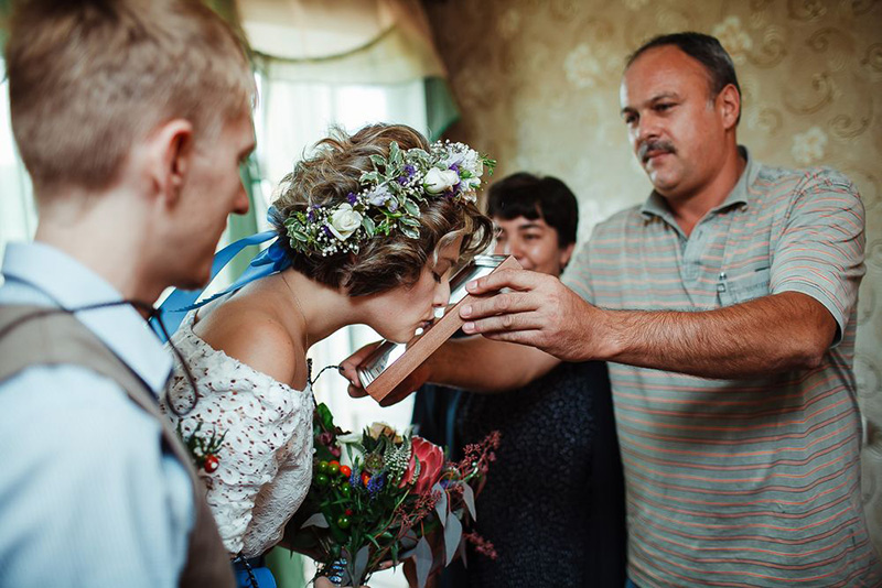 Кто благословляет молодых на свадьбе: правила для участников