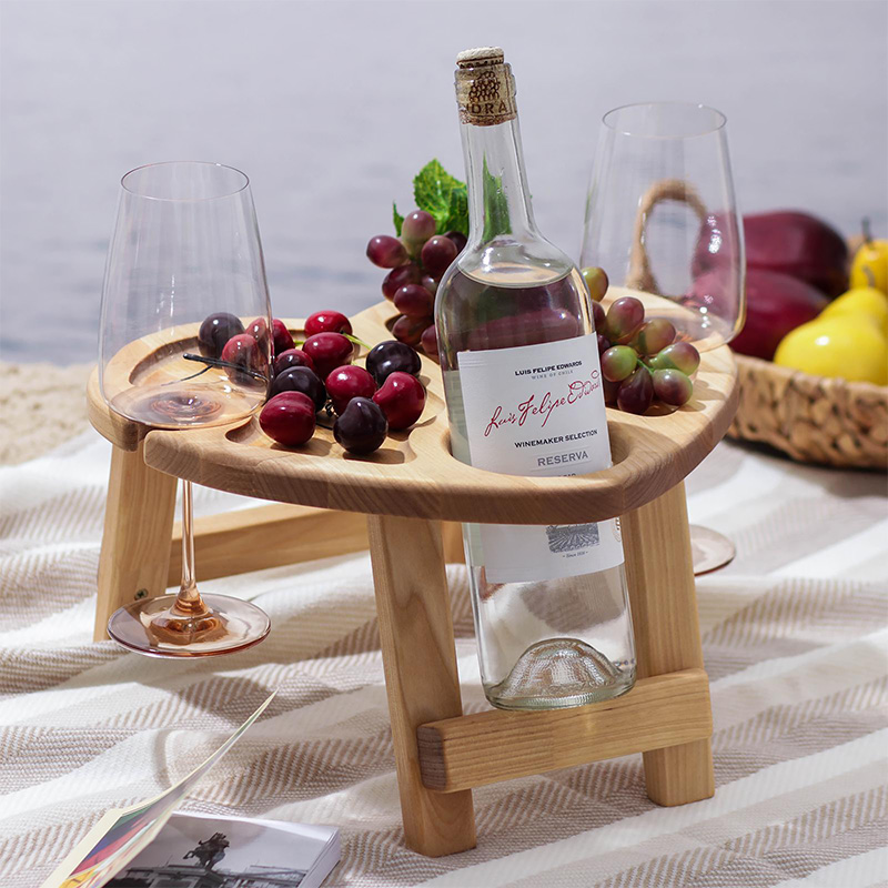 Столик-подставка для вина, как идея для подарка на годовщину свадьбы