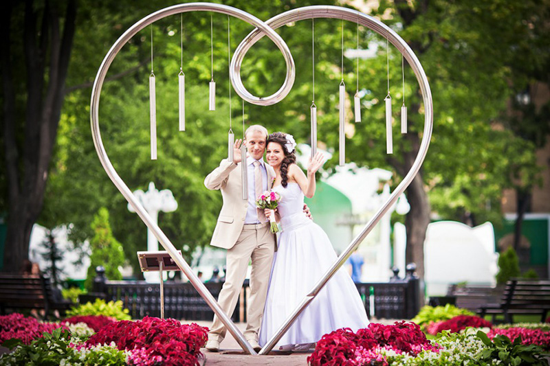 Символы любви на свадьбе: чем украшать?