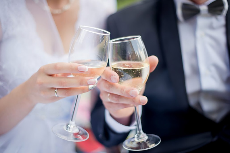 Когда и зачем на свадьбе бьют бокалы