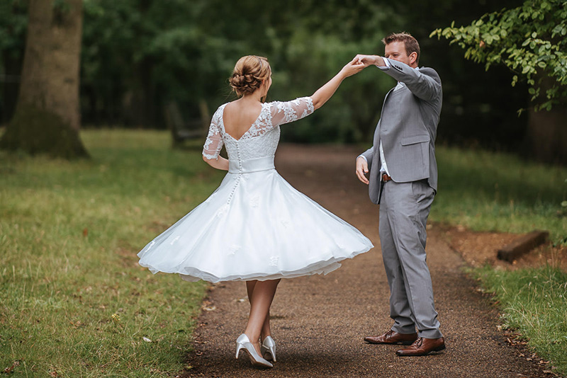 Короткие свадебные платья: плюсы и минусы