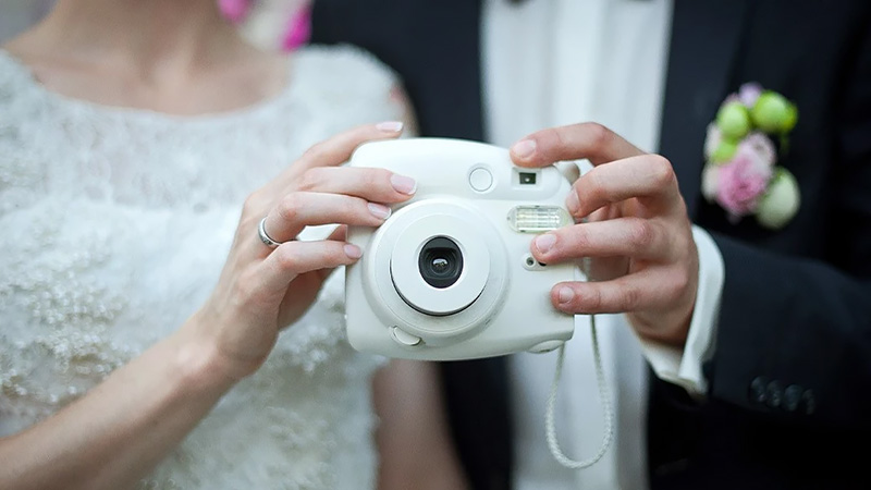 Моментальные фотографии на свадьбе – зачем нужны и как организовать