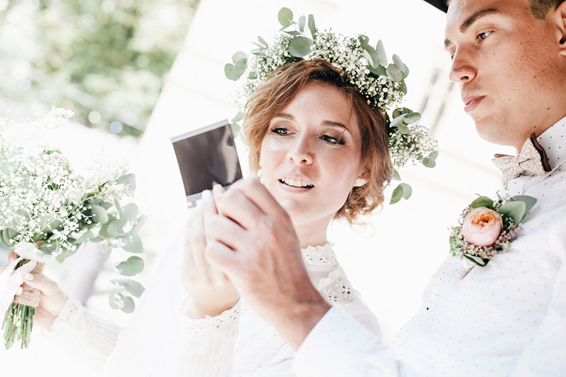 Как сделать моментальные фотографии на свадьбе: нюансы организации
