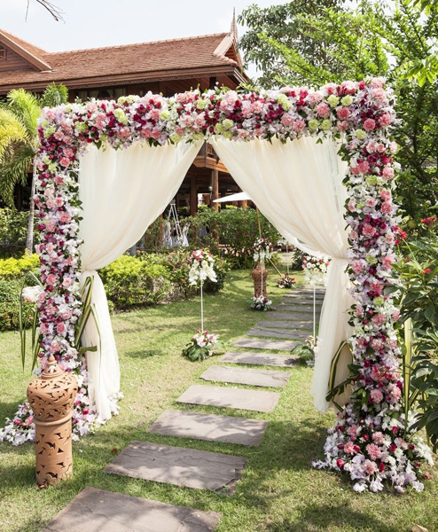 Свадебная арка-беседка из цветов
