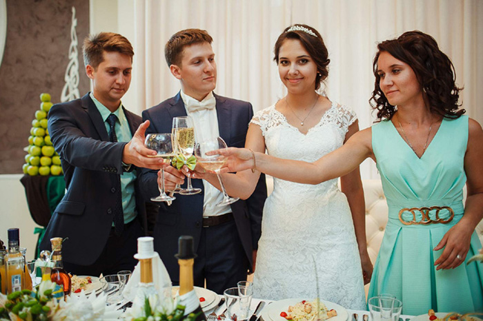 Куда посадить родителей на свадьбе: правила и идеи | Wedding Magazine