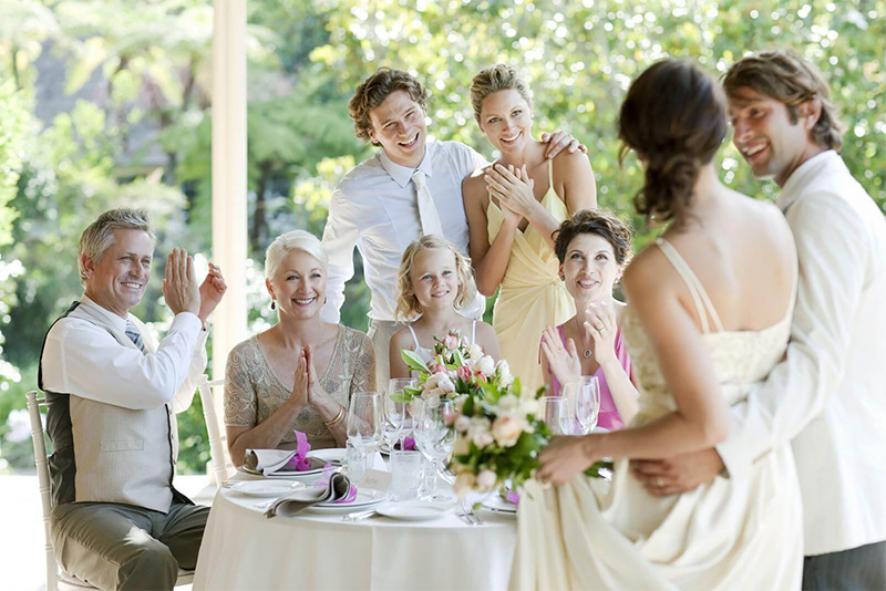 Где должен сидеть жених на свадьбе
