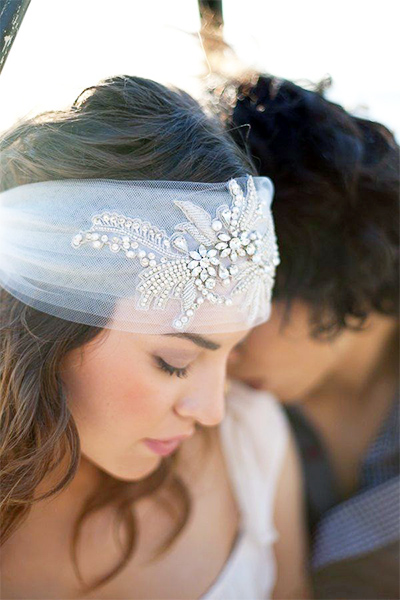 Свадебная повязка на голову: плюсы и минусы