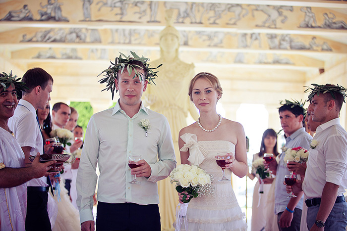Образы жениха и невесты на свадьбе в греческом стиле