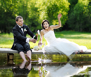Свадебная регистрация на берегу озера