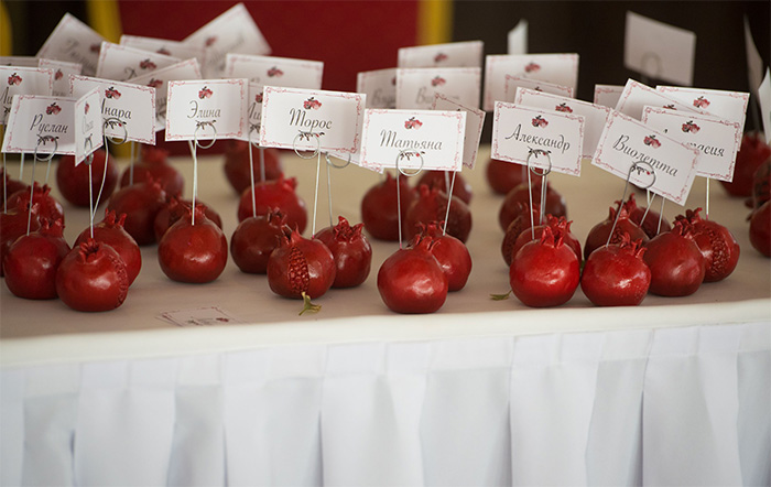Рассадочные карточки на свадьбе в виде фруктов