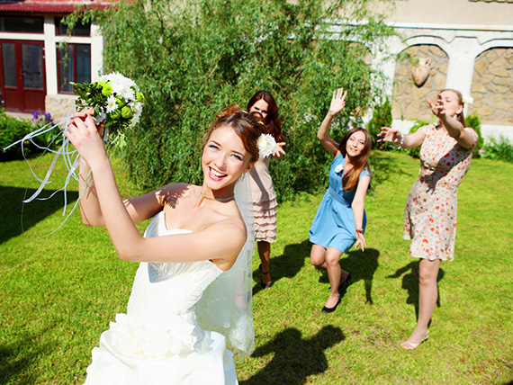 Поймала букет невесты на свадьбе: приметы, что с ним делать