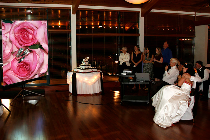 Сюрпризы от гостей на свадьбе с использованием проектора