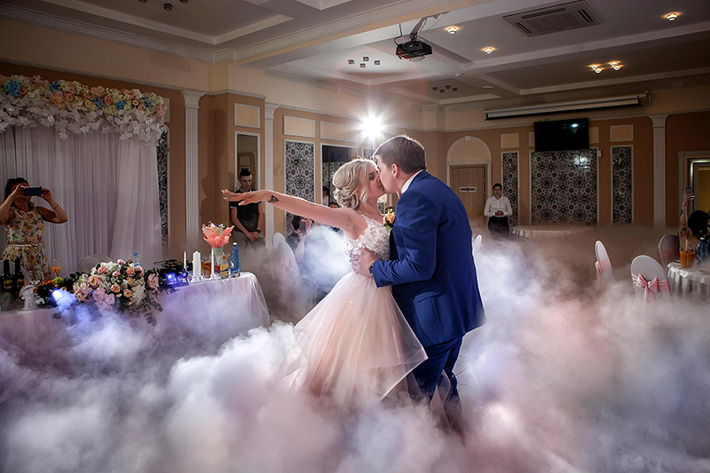 Загадочность и романтика: создание атмосферы с помощью дыма на свадьбе